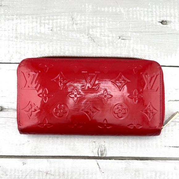 AUTHENTIC Louis Vuitton Vernis Zippy. Color:Red. - Picture 1 of 16